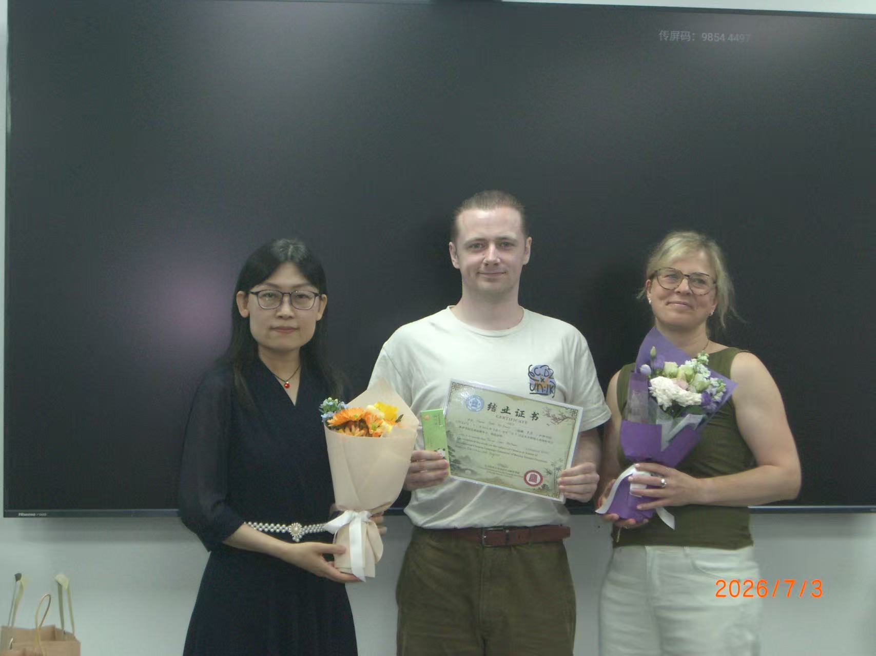 照片14－两位带队教师为学员颁发结营证书.jpg