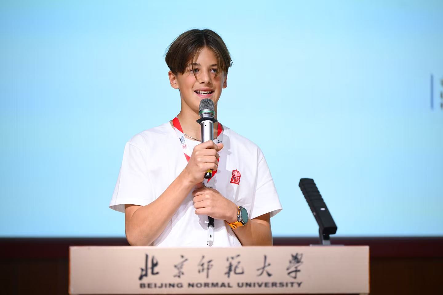 6-英国学生代表尤子君发言.jpg