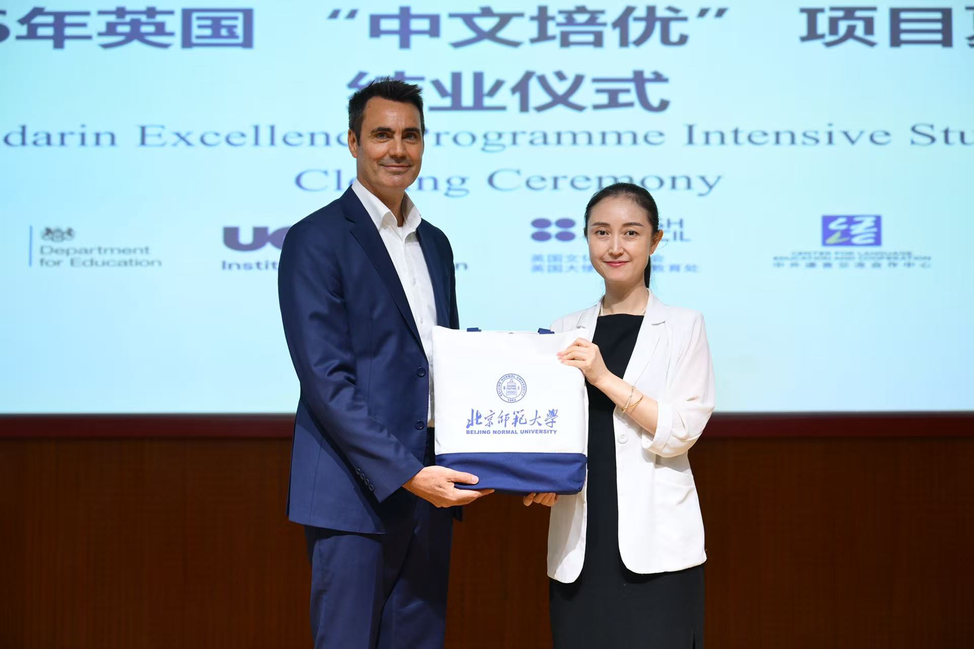 2-滕珺欧瑞安赠礼.jpg