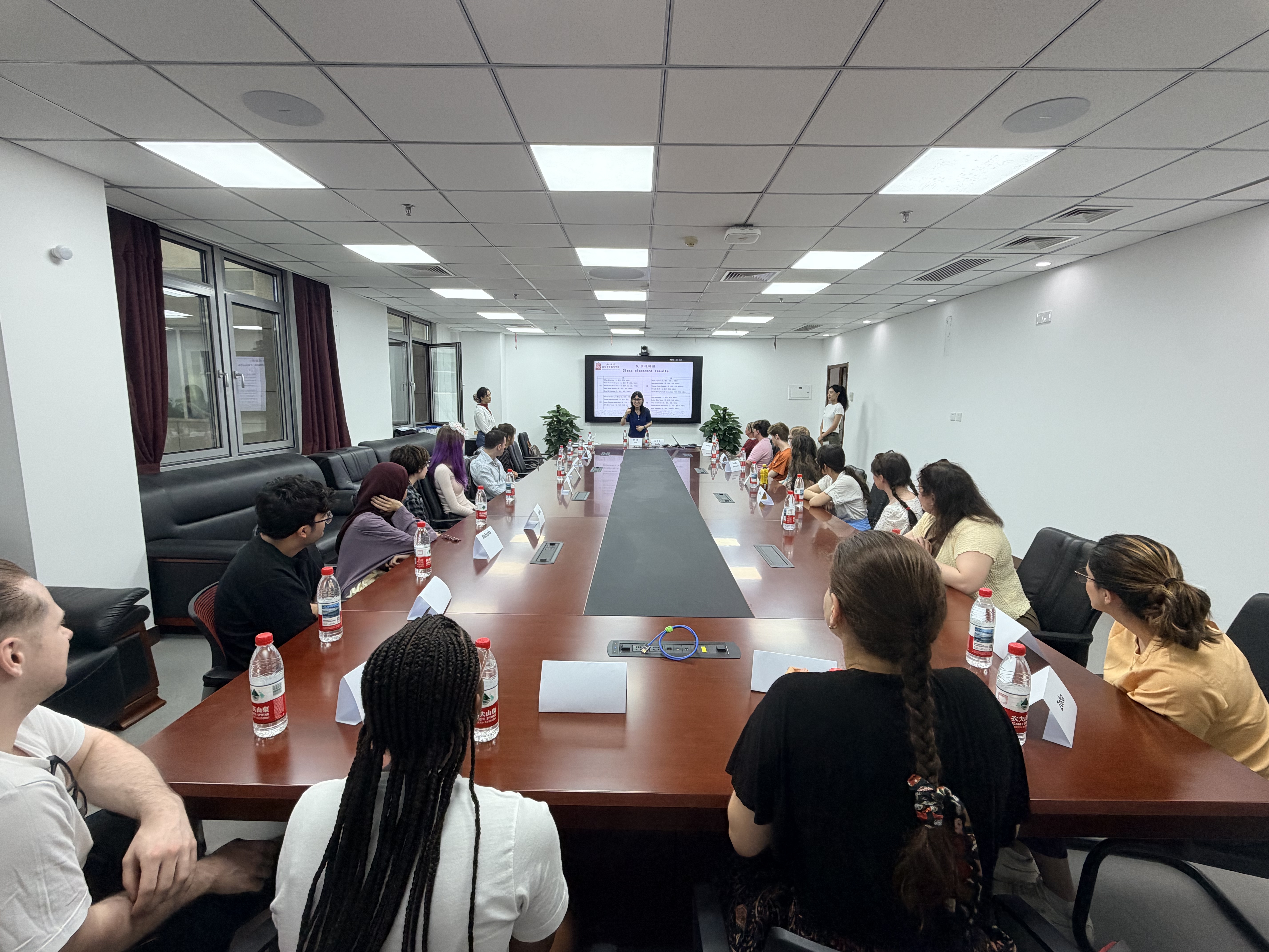 照片3-北师大带队老师李娜老师讲话.jpg